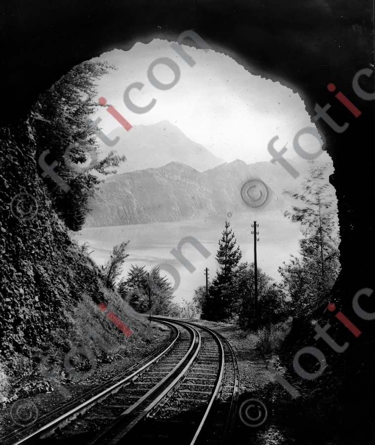 Rigibahn, Tunneldurchblick | Rigi railway, tunnel view (foticon-simon-021-035-sw.jpg)